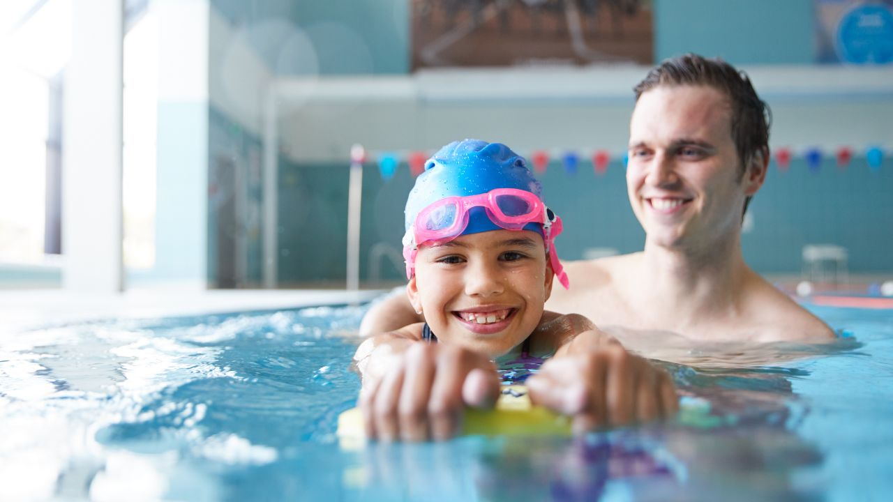 Nauka pływania dla dzieci: Dlaczego warto zacząć od najmłodszych lat?