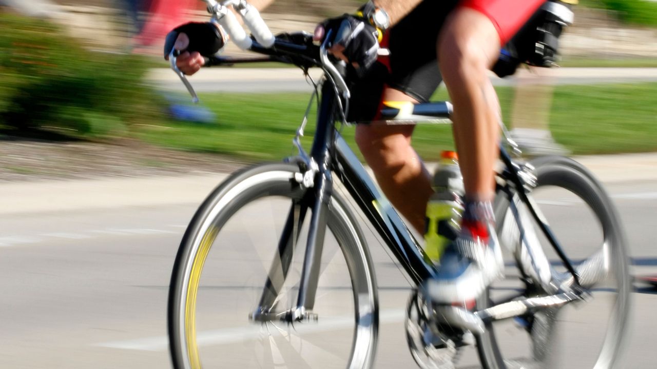 Przewodnik po sprzęcie triathlonisty – co warto mieć na start?